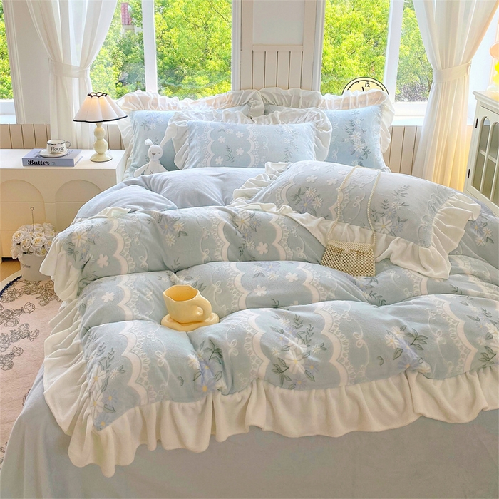 91家纺网 家纺一手货源 找家纺 启程家纺 2025新款花边雕花牛奶绒四件套 小雏菊-蓝-花边款