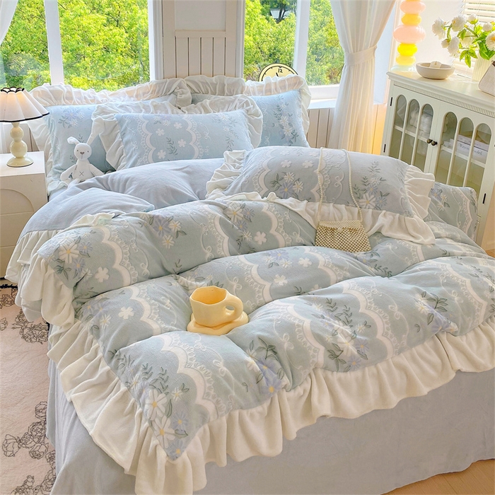 91家纺网 家纺一手货源 找家纺 启程家纺 2025新款花边雕花牛奶绒四件套 小雏菊-蓝-花边款