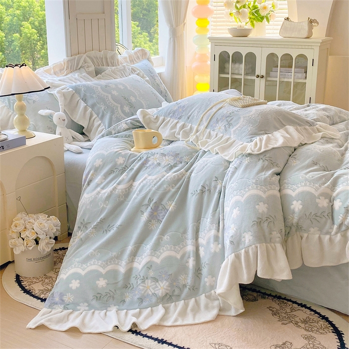 91家纺网 家纺一手货源 找家纺 启程家纺 2025新款花边雕花牛奶绒四件套 小雏菊-蓝-花边款