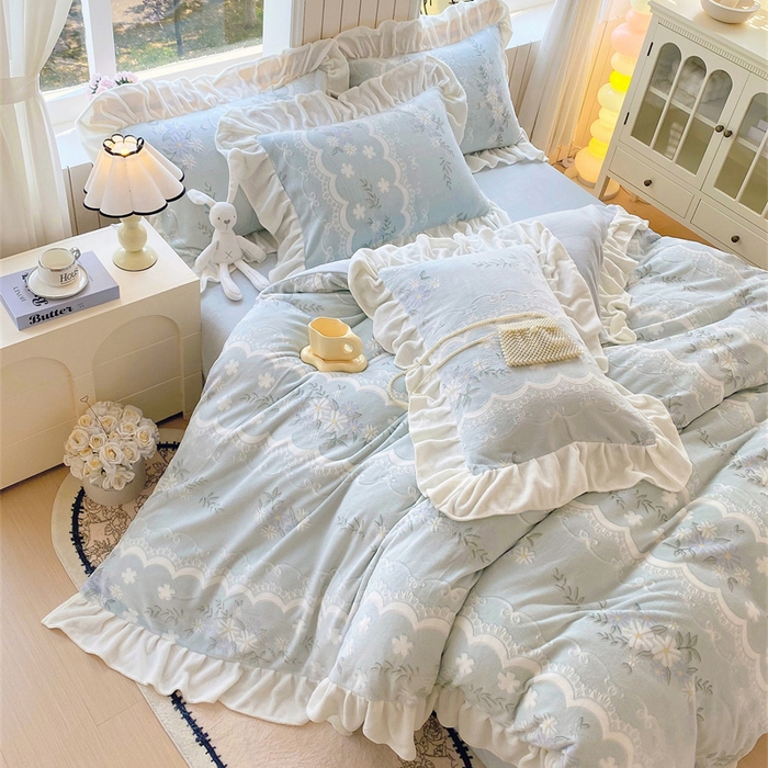 91家纺网 家纺一手货源 找家纺 启程家纺 2025新款花边雕花牛奶绒四件套 小雏菊-蓝-花边款