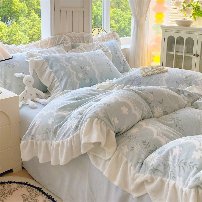 91家纺网 家纺一手货源 找家纺 启程家纺 2025新款花边雕花牛奶绒四件套 小雏菊-蓝-花边款