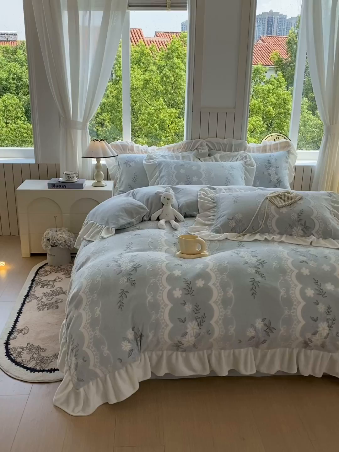 91家纺网 家纺一手货源 找家纺 启程家纺 2025新款花边雕花牛奶绒四件套 小雏菊-蓝-花边款