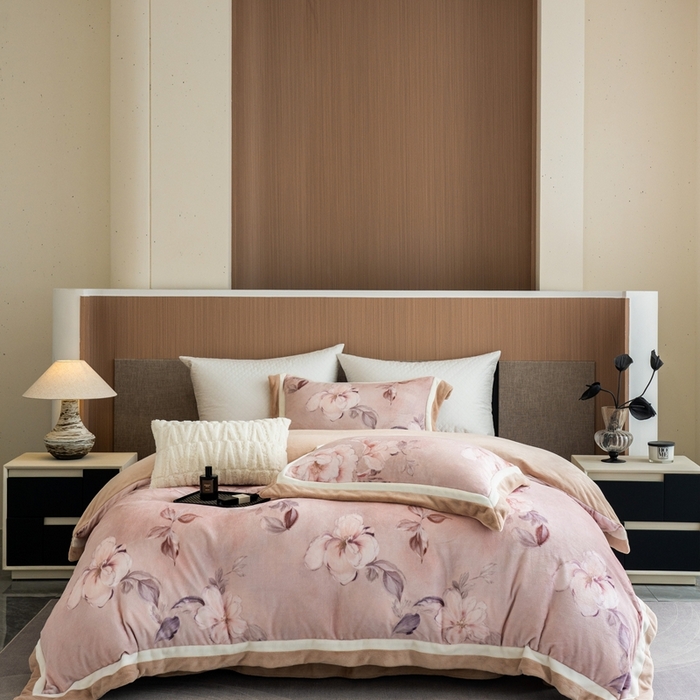 91家纺网 家纺一手货源 找家纺 瑞雪家居 2025新款全消光数码印花牛奶绒系列四件套 繁花似锦粉