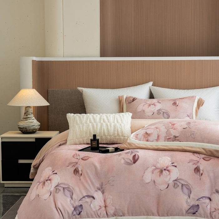 91家纺网 家纺一手货源 找家纺 瑞雪家居 2025新款全消光数码印花牛奶绒系列四件套 繁花似锦粉