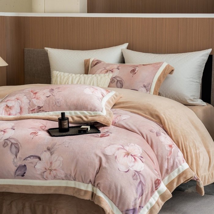 91家纺网 家纺一手货源 找家纺 瑞雪家居 2025新款全消光数码印花牛奶绒系列四件套 繁花似锦粉