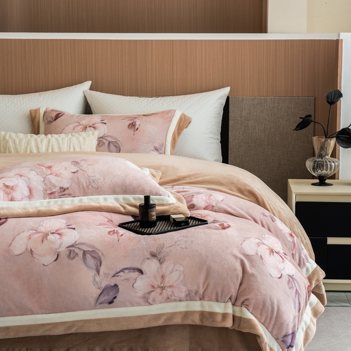 91家纺网 家纺一手货源 找家纺 瑞雪家居 2025新款全消光数码印花牛奶绒系列四件套 繁花似锦粉