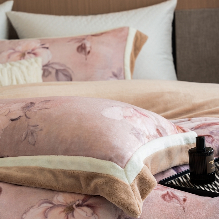 91家纺网 家纺一手货源 找家纺 瑞雪家居 2025新款全消光数码印花牛奶绒系列四件套 繁花似锦粉