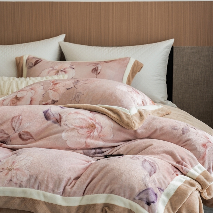 91家纺网 家纺一手货源 找家纺 瑞雪家居 2025新款全消光数码印花牛奶绒系列四件套 繁花似锦粉