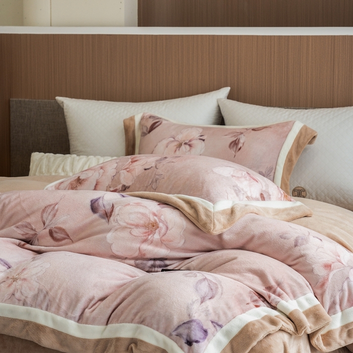 91家纺网 家纺一手货源 找家纺 瑞雪家居 2025新款全消光数码印花牛奶绒系列四件套 繁花似锦粉