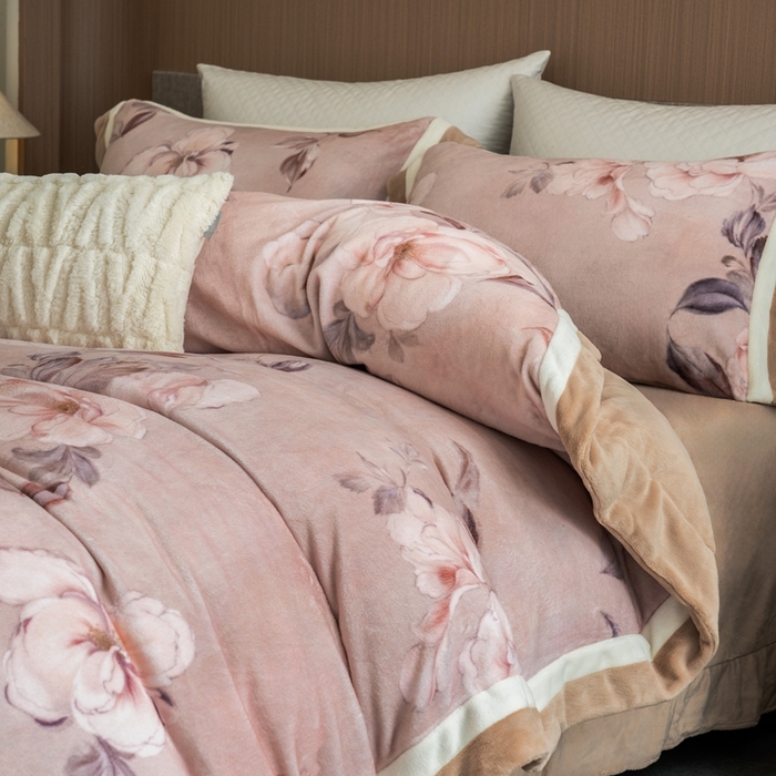 91家纺网 家纺一手货源 找家纺 瑞雪家居 2025新款全消光数码印花牛奶绒系列四件套 繁花似锦粉