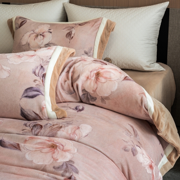 91家纺网 家纺一手货源 找家纺 瑞雪家居 2025新款全消光数码印花牛奶绒系列四件套 繁花似锦粉