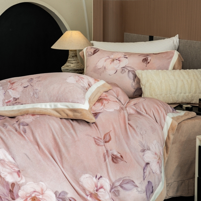 91家纺网 家纺一手货源 找家纺 瑞雪家居 2025新款全消光数码印花牛奶绒系列四件套 繁花似锦粉