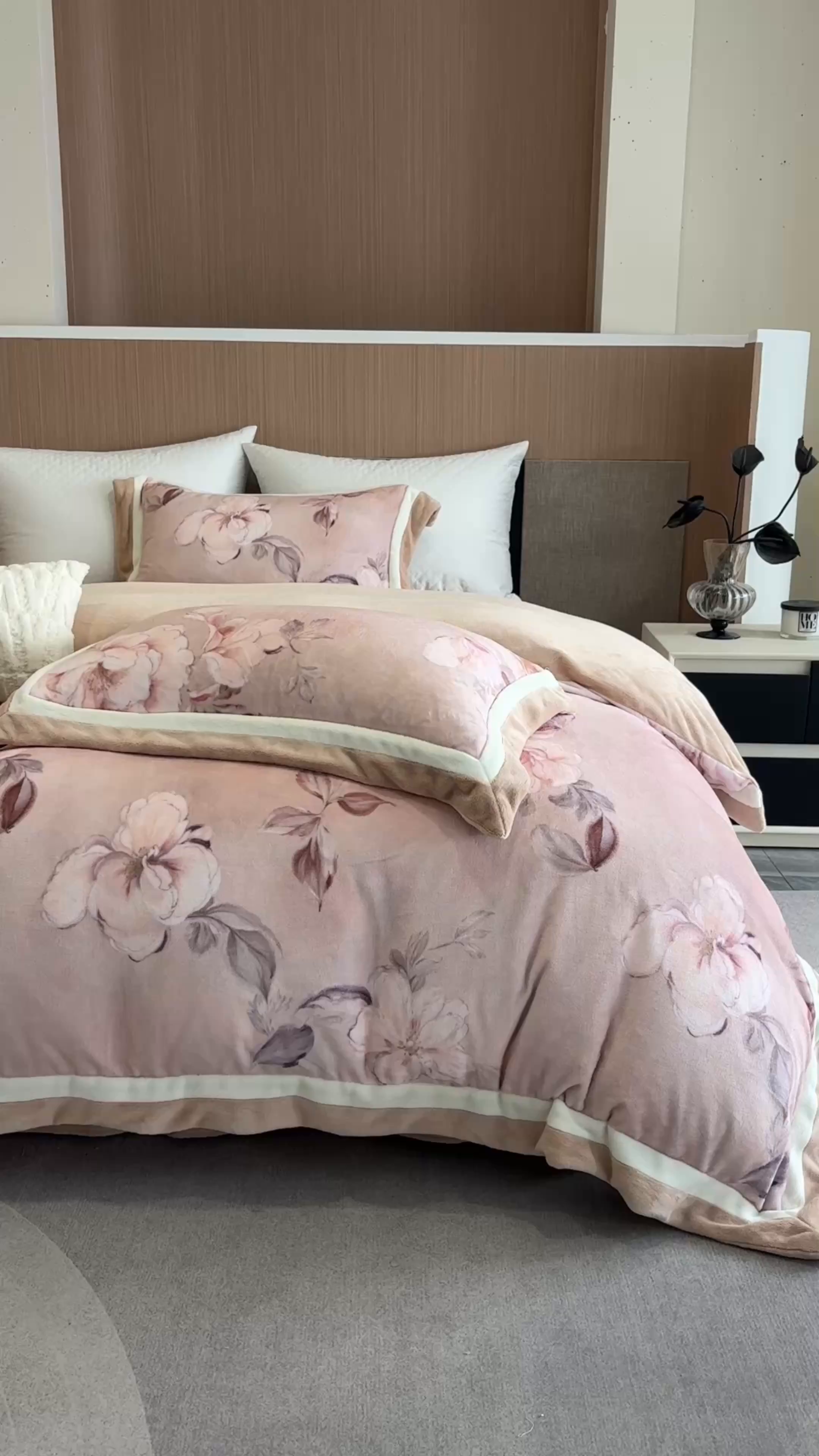 91家纺网 家纺一手货源 找家纺 瑞雪家居 2025新款全消光数码印花牛奶绒系列四件套 繁花似锦粉