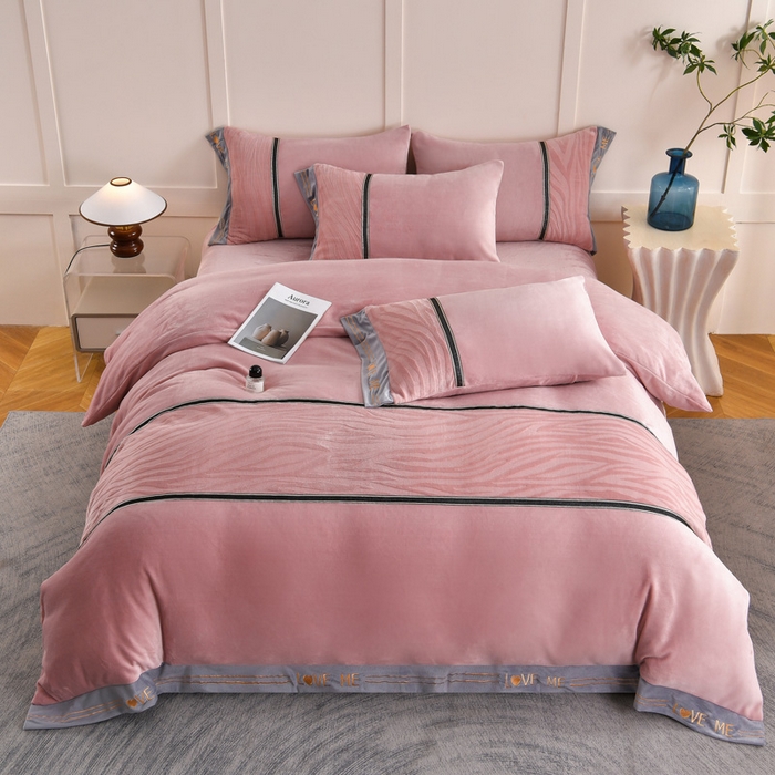 91家纺网 家纺一手货源 找家纺 妮恒美家纺 2025新款刺绣婴儿绒工艺四件套-艾琳系列 艾琳-豆沙