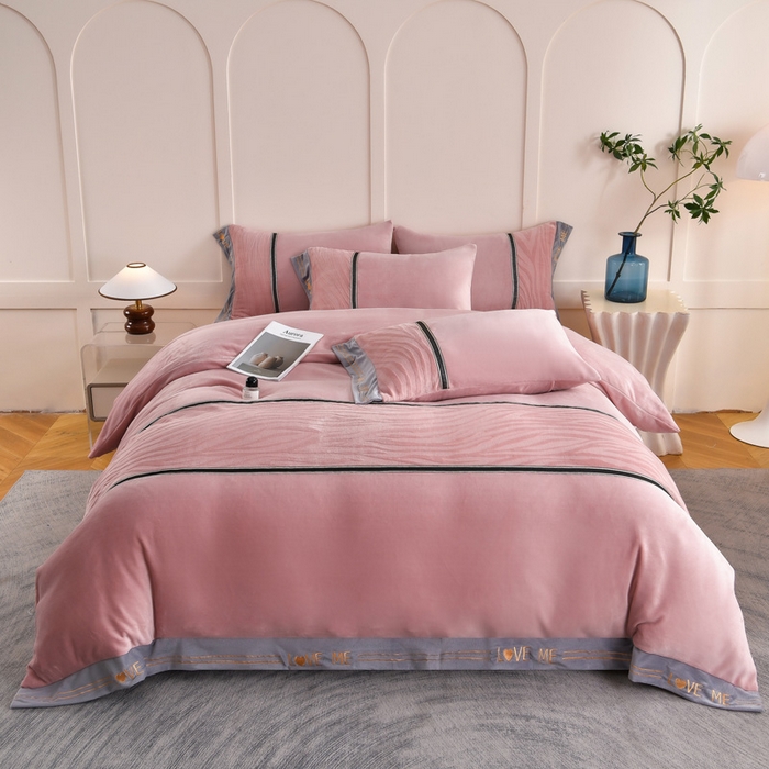 91家纺网 家纺一手货源 找家纺 妮恒美家纺 2025新款刺绣婴儿绒工艺四件套-艾琳系列 艾琳-豆沙