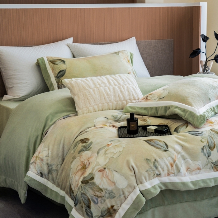 瑞雪家居 2025新款全消光数码印花牛奶绒系列四件套 繁花似锦绿