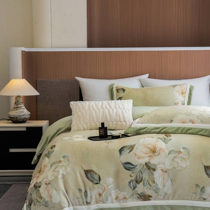 91家纺网 家纺一手货源 找家纺 瑞雪家居 2025新款全消光数码印花牛奶绒系列四件套 繁花似锦绿