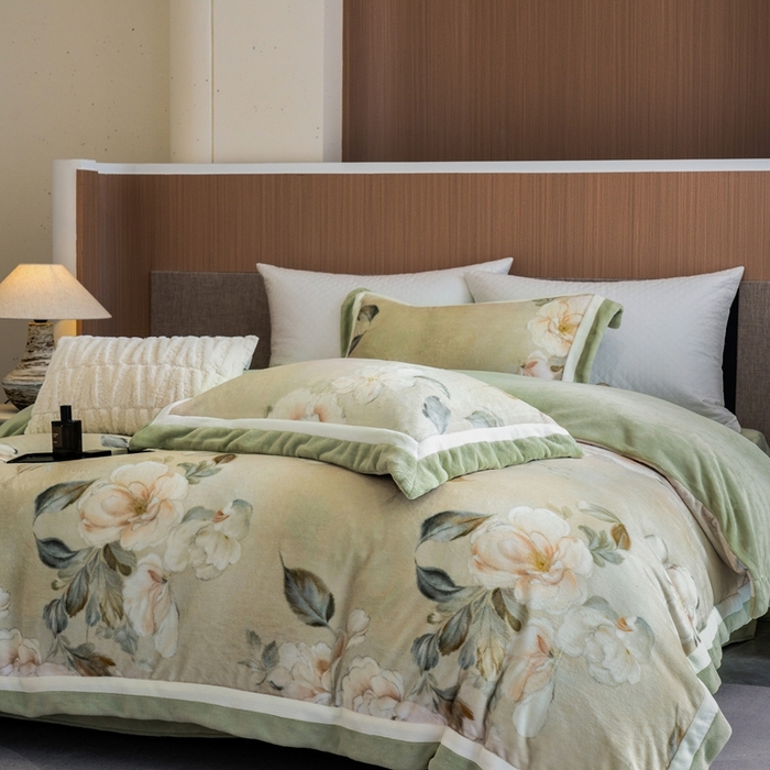 91家纺网 家纺一手货源 找家纺 瑞雪家居 2025新款全消光数码印花牛奶绒系列四件套 繁花似锦绿