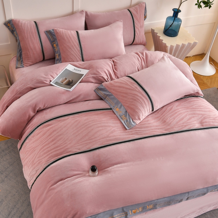 91家纺网 家纺一手货源 找家纺 妮恒美家纺 2025新款刺绣婴儿绒工艺四件套-艾琳系列 艾琳-豆沙