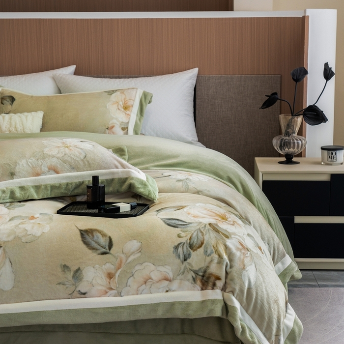 91家纺网 家纺一手货源 找家纺 瑞雪家居 2025新款全消光数码印花牛奶绒系列四件套 繁花似锦绿