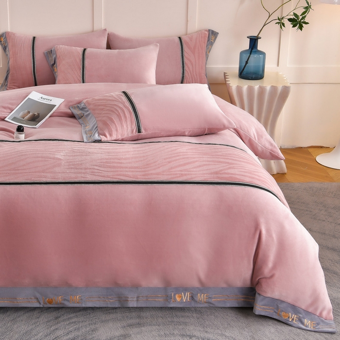 91家纺网 家纺一手货源 找家纺 妮恒美家纺 2025新款刺绣婴儿绒工艺四件套-艾琳系列 艾琳-豆沙