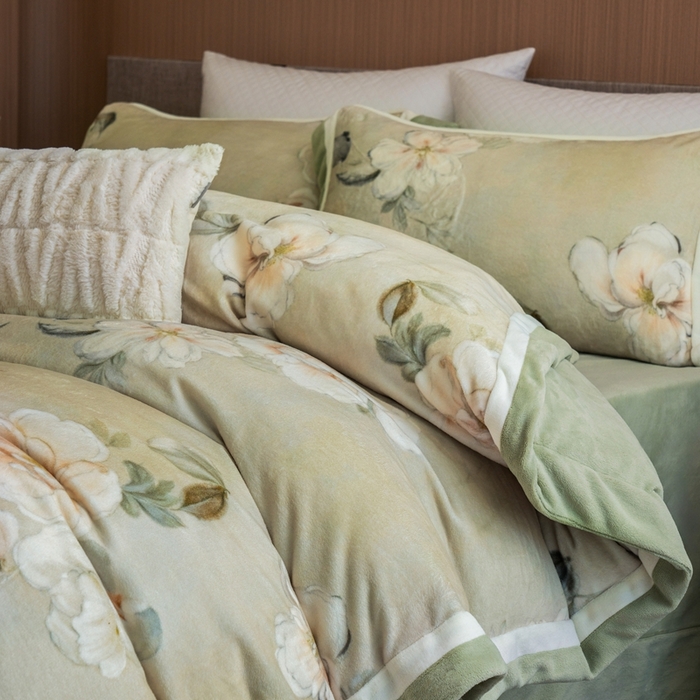 91家纺网 家纺一手货源 找家纺 瑞雪家居 2025新款全消光数码印花牛奶绒系列四件套 繁花似锦绿