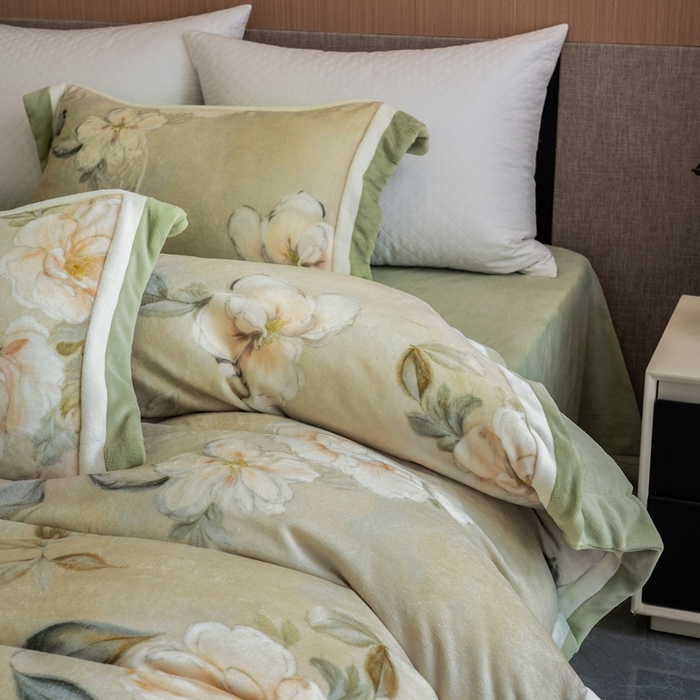 91家纺网 家纺一手货源 找家纺 瑞雪家居 2025新款全消光数码印花牛奶绒系列四件套 繁花似锦绿