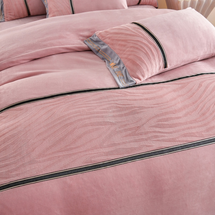 91家纺网 家纺一手货源 找家纺 妮恒美家纺 2025新款刺绣婴儿绒工艺四件套-艾琳系列 艾琳-豆沙