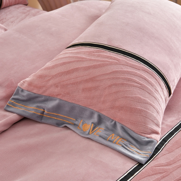 91家纺网 家纺一手货源 找家纺 妮恒美家纺 2025新款刺绣婴儿绒工艺四件套-艾琳系列 艾琳-豆沙