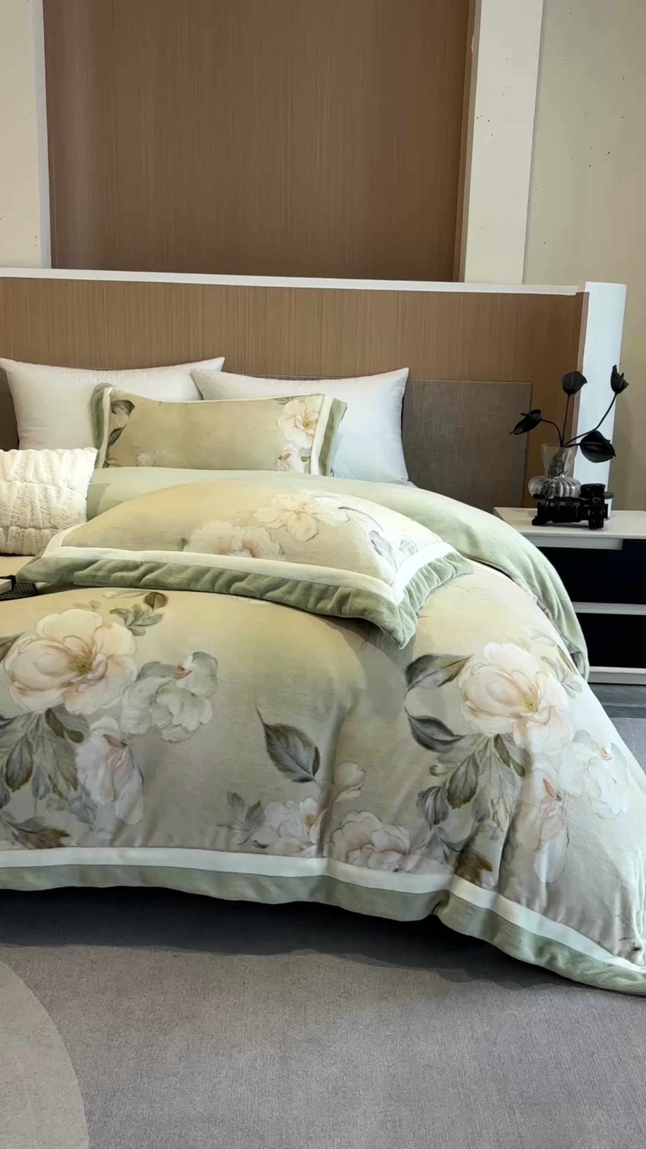 91家纺网 家纺一手货源 找家纺 瑞雪家居 2025新款全消光数码印花牛奶绒系列四件套 繁花似锦绿