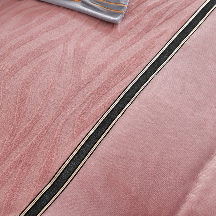 91家纺网 家纺一手货源 找家纺 妮恒美家纺 2025新款刺绣婴儿绒工艺四件套-艾琳系列 艾琳-豆沙