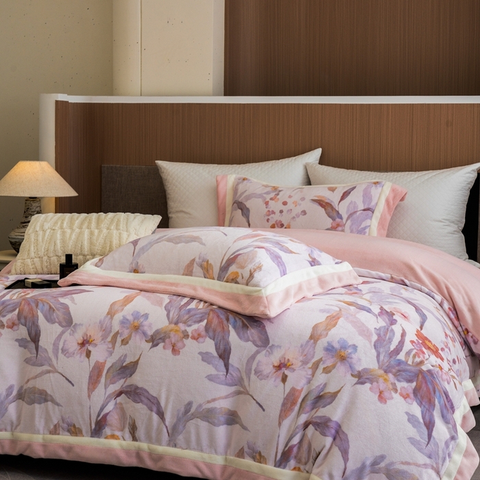 91家纺网 家纺一手货源 找家纺 瑞雪家居 2025新款全消光数码印花牛奶绒系列四件套 芳华粉