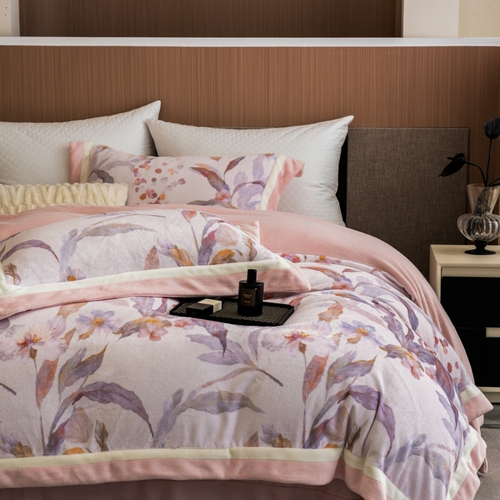 91家纺网 家纺一手货源 找家纺 瑞雪家居 2025新款全消光数码印花牛奶绒系列四件套 芳华粉