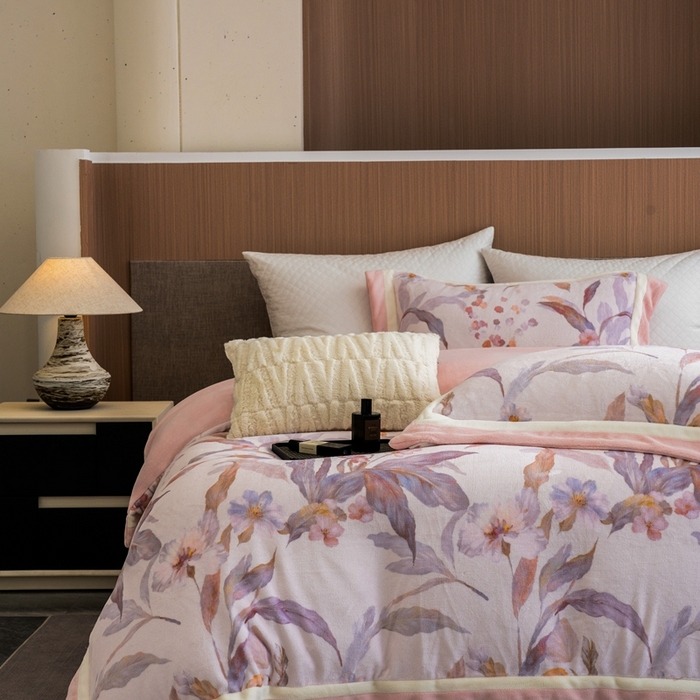 91家纺网 家纺一手货源 找家纺 瑞雪家居 2025新款全消光数码印花牛奶绒系列四件套 芳华粉