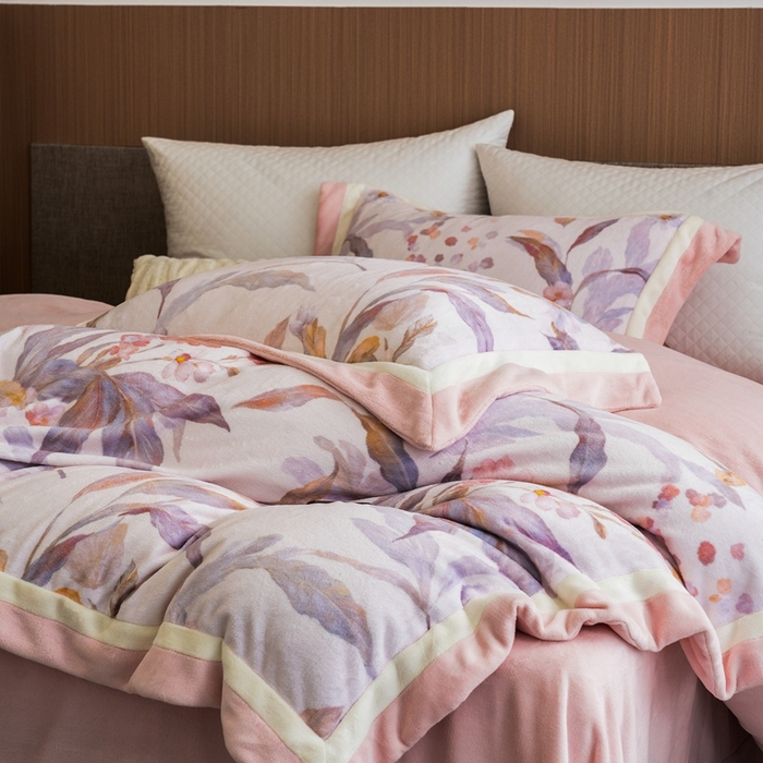 91家纺网 家纺一手货源 找家纺 瑞雪家居 2025新款全消光数码印花牛奶绒系列四件套 芳华粉