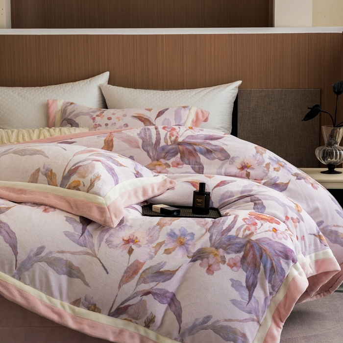 91家纺网 家纺一手货源 找家纺 瑞雪家居 2025新款全消光数码印花牛奶绒系列四件套 芳华粉