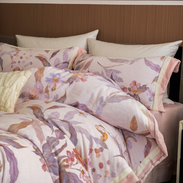 91家纺网 家纺一手货源 找家纺 瑞雪家居 2025新款全消光数码印花牛奶绒系列四件套 芳华粉