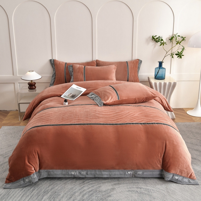 91家纺网 家纺一手货源 找家纺 妮恒美家纺 2025新款刺绣婴儿绒工艺四件套-艾琳系列 艾琳-焦糖