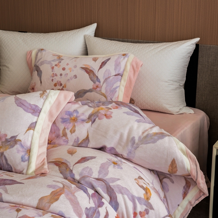 91家纺网 家纺一手货源 找家纺 瑞雪家居 2025新款全消光数码印花牛奶绒系列四件套 芳华粉