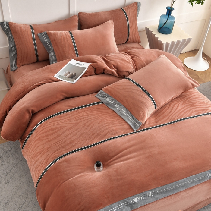 91家纺网 家纺一手货源 找家纺 妮恒美家纺 2025新款刺绣婴儿绒工艺四件套-艾琳系列 艾琳-焦糖