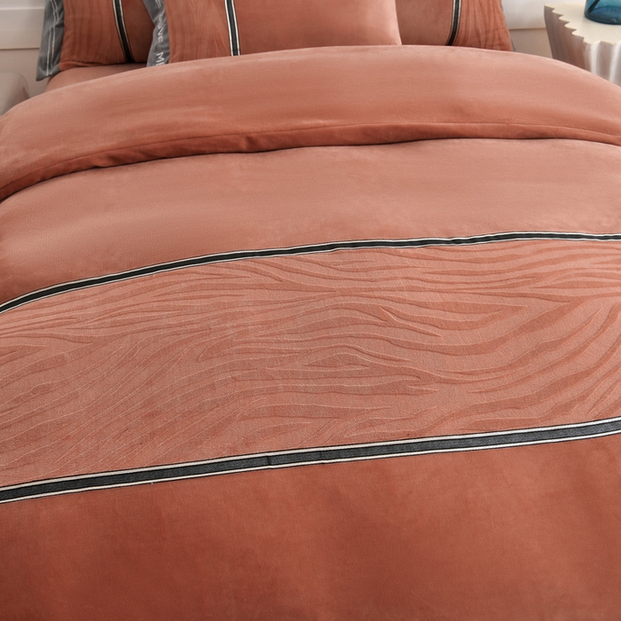 91家纺网 家纺一手货源 找家纺 妮恒美家纺 2025新款刺绣婴儿绒工艺四件套-艾琳系列 艾琳-焦糖