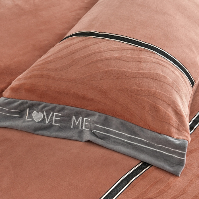 91家纺网 家纺一手货源 找家纺 妮恒美家纺 2025新款刺绣婴儿绒工艺四件套-艾琳系列 艾琳-焦糖