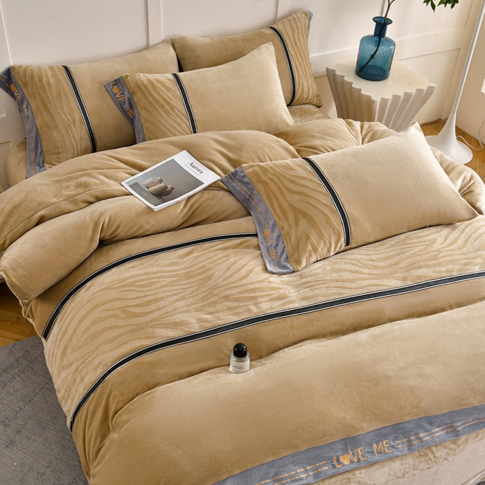 91家纺网 家纺一手货源 找家纺 妮恒美家纺 2025新款刺绣婴儿绒工艺四件套-艾琳系列 艾琳-奶咖