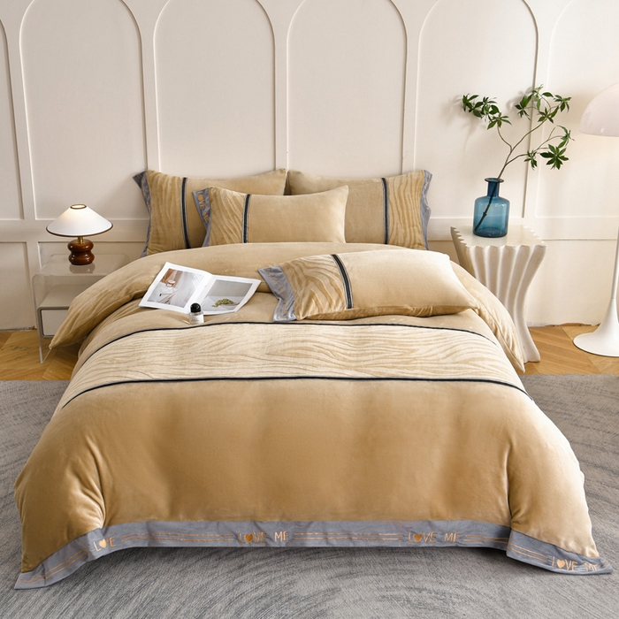 91家纺网 家纺一手货源 找家纺 妮恒美家纺 2025新款刺绣婴儿绒工艺四件套-艾琳系列 艾琳-奶咖