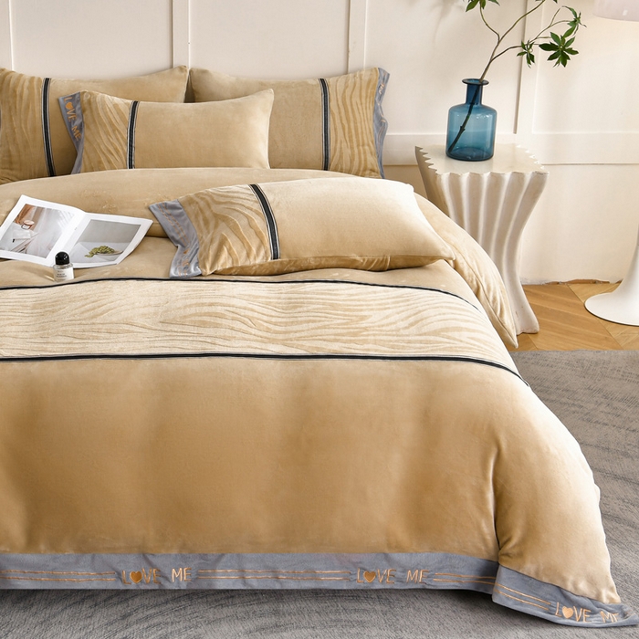 91家纺网 家纺一手货源 找家纺 妮恒美家纺 2025新款刺绣婴儿绒工艺四件套-艾琳系列 艾琳-奶咖