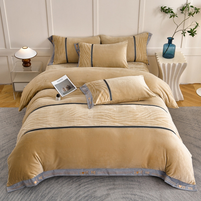 91家纺网 家纺一手货源 找家纺 妮恒美家纺 2025新款刺绣婴儿绒工艺四件套-艾琳系列 艾琳-奶咖