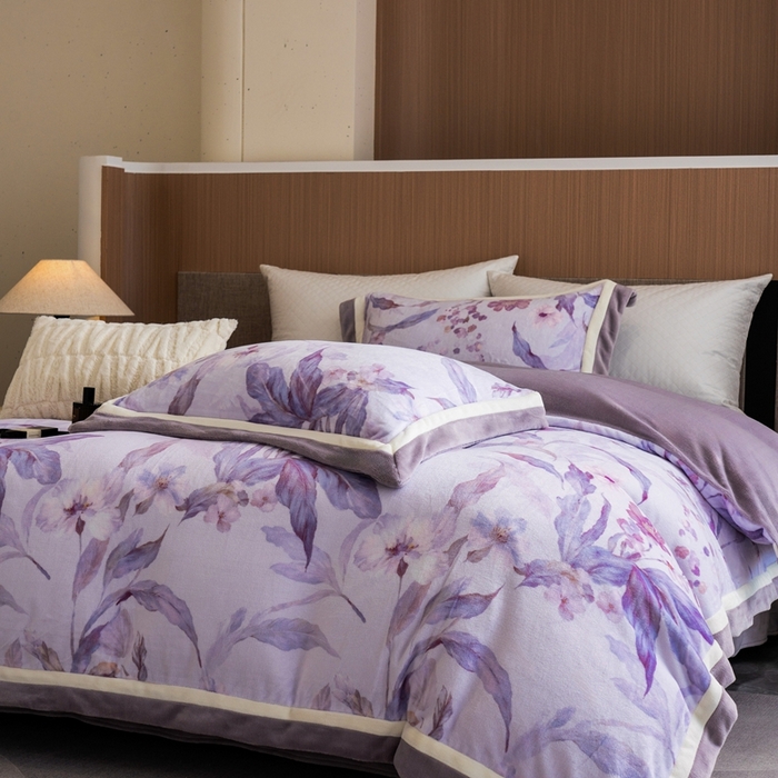 91家纺网 家纺一手货源 找家纺 瑞雪家居 2025新款全消光数码印花牛奶绒系列四件套 芳华紫