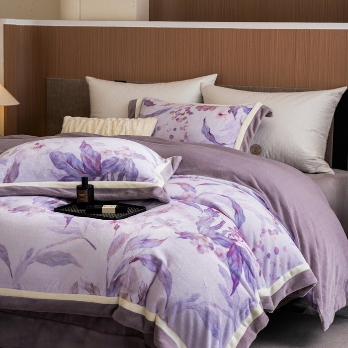 91家纺网 家纺一手货源 找家纺 瑞雪家居 2025新款全消光数码印花牛奶绒系列四件套 芳华紫