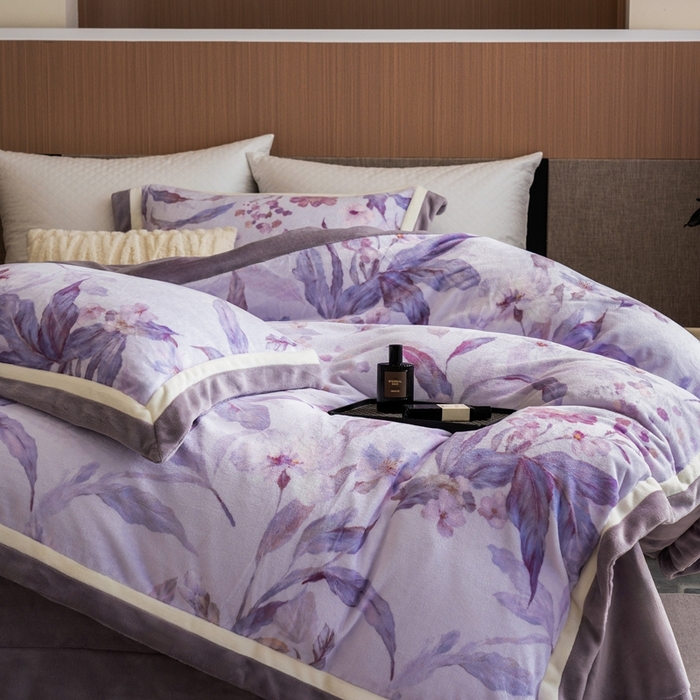 91家纺网 家纺一手货源 找家纺 瑞雪家居 2025新款全消光数码印花牛奶绒系列四件套 芳华紫