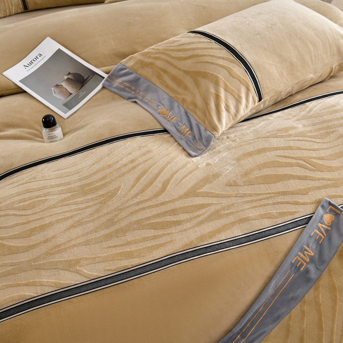 91家纺网 家纺一手货源 找家纺 妮恒美家纺 2025新款刺绣婴儿绒工艺四件套-艾琳系列 艾琳-奶咖